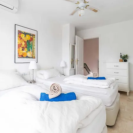 128 - Beautiful Townhouse With Pool, Apartament