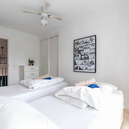 128 - Beautiful Townhouse With Pool, Apartament